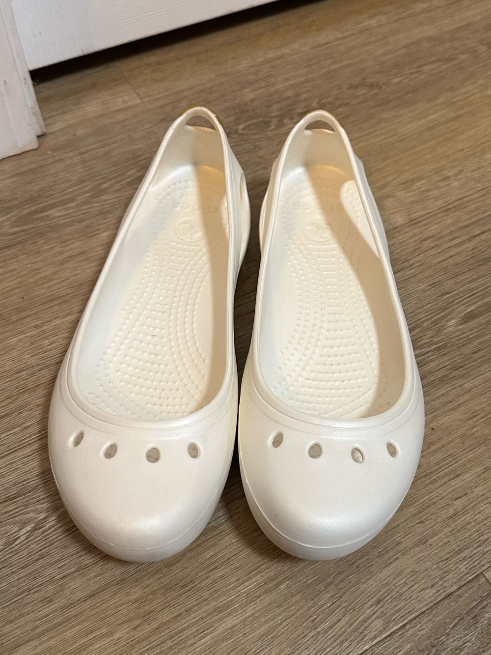 Crocs Women’s Size 8 White Ballet Flats Slip On Shoes
